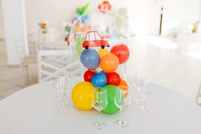 Balloon centrepiece with colourful decorations on a party table