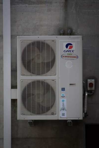 Wall-mounted air-conditioning unit