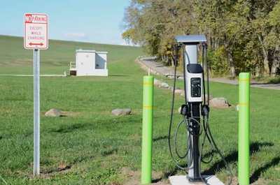 Electric vehicle charging station and cable