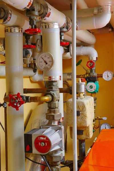 Metal heating pipes and pressure gauges
