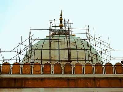 Scaffolding structure against a building
